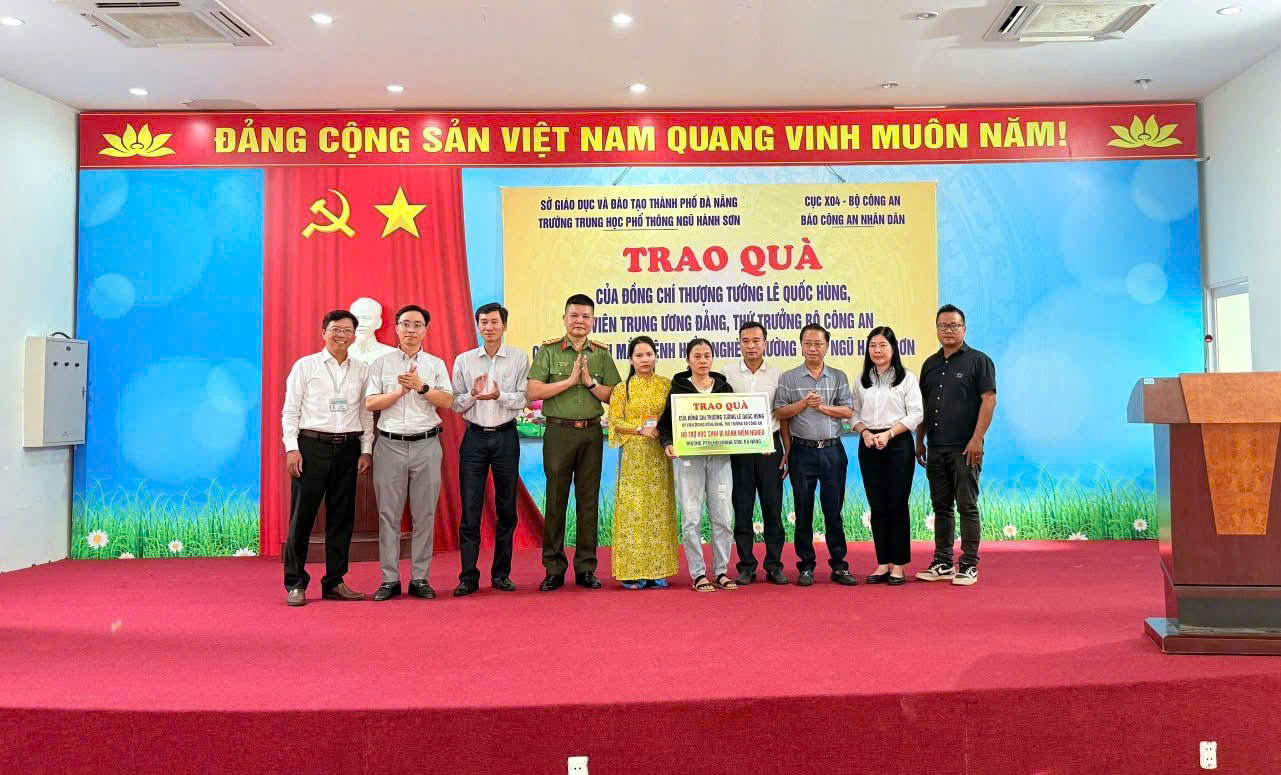 TRAO QUÀ CHO HỌC SINH MẮC BỆNH HIỂM NGHÈO